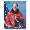 Bagian James (1952), americký astronaut,oficiální portrétové foto s podpisem