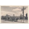 49 - Praha, oživená partie u kříže na Karlově mostě, cca 1945