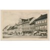 46 - Písek, oživená partie z náměstí s obchody a automobily, cca 1950