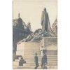49 - Praha, oživená partie před pomníkem J. Husa, cca 1915