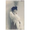 Námětová pohlednice, Dáma v klobouku s kožešinovým boa, cca 1916