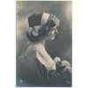 Námětová pohlednice, Dívka se stuhou ve vlasech, cca 1911, vada - lom v růžku