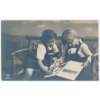 Námětová pohlednice, Holčičky si čtou knížku, cca 1922