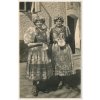 České kroje: Chodsko, Nevěsta s družkou, foto J. Švec, cca 1945