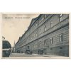 49 - Praha, Všeobecná nemocnice, oživená partie s automobily, cca 1936