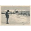 Slovensko, Liptovský Ján, oživená zimní partie s pohledem na kostel, cca 1937