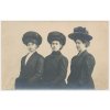 Tři vdovy ve smutečním s velkými klobouky, cca 1920