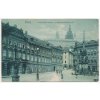 49 - Praha, oživené Malostranské náměstí a pohled na hrad, cca 1906