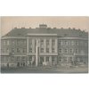 30 - Kroměříž, oživená partie před budovou, cca 1934