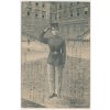 Salutující voják před kasárnama, cca 1903
