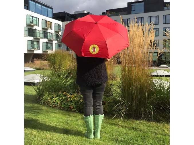 Červený deštník s logem Dobrý anděl