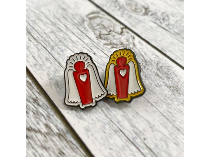 Žlutý a bílý andělský pin s logem DA