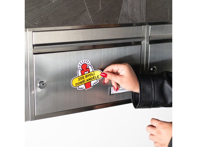 Samolepka "Zde bydlí Dobří andělé" s logem DA