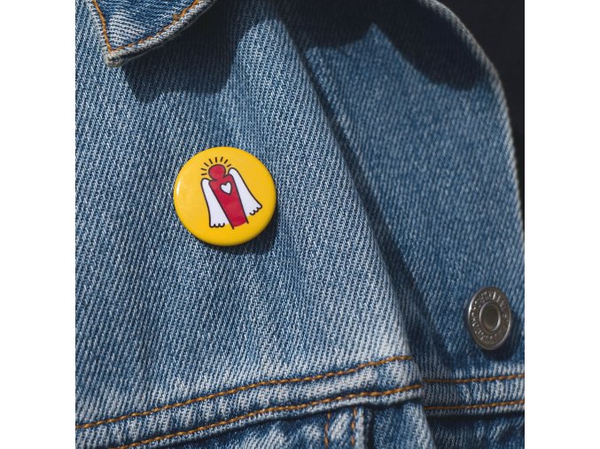 Žlutý odznáček s logem DA