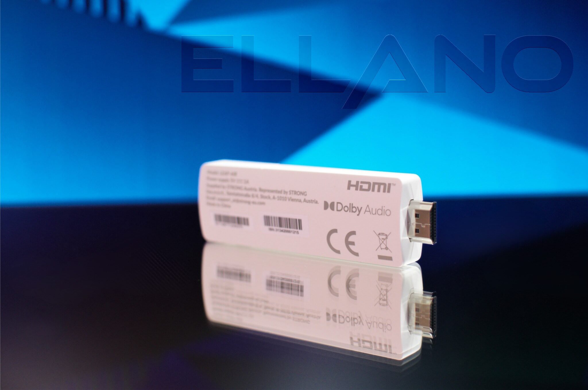 Zadní strana zařízení Strong LEAP-AIR s logy HDMI, Dolby Audio a certifikacemi