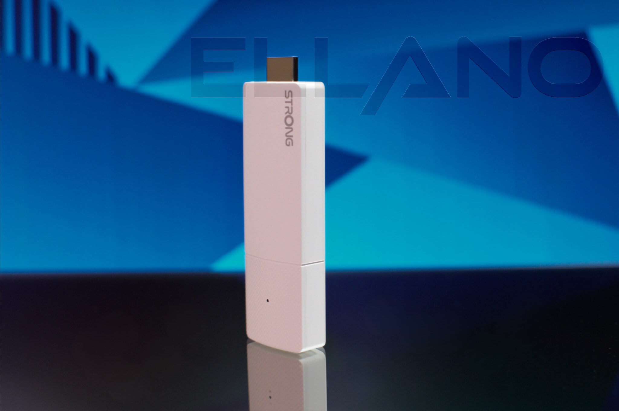 Strong LEAP-AIR 4K Google TV Stick s HDMI konektorem ve svislé poloze