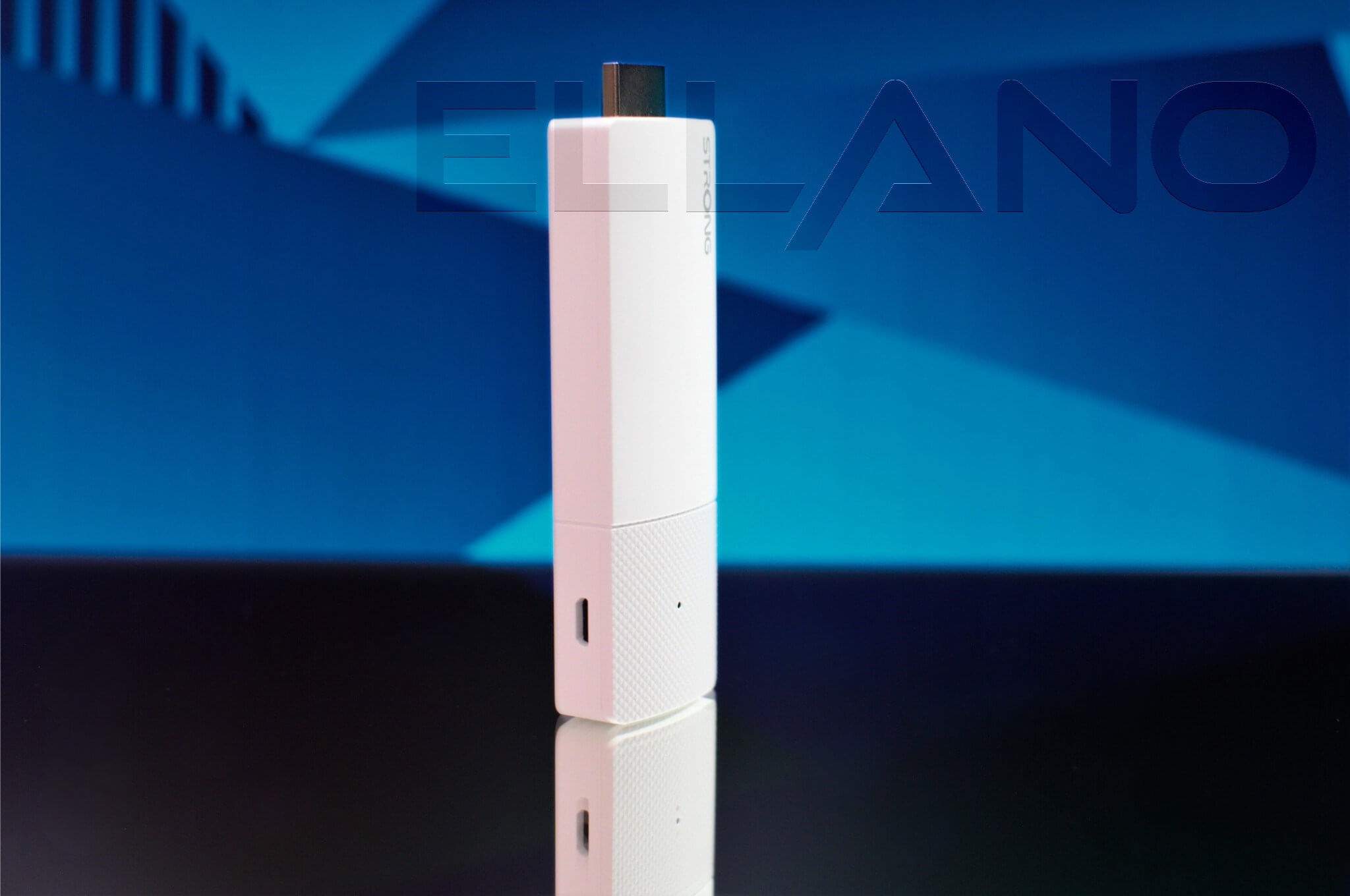 Boční pohled na Strong LEAP-AIR s micro USB konektorem pro napájení