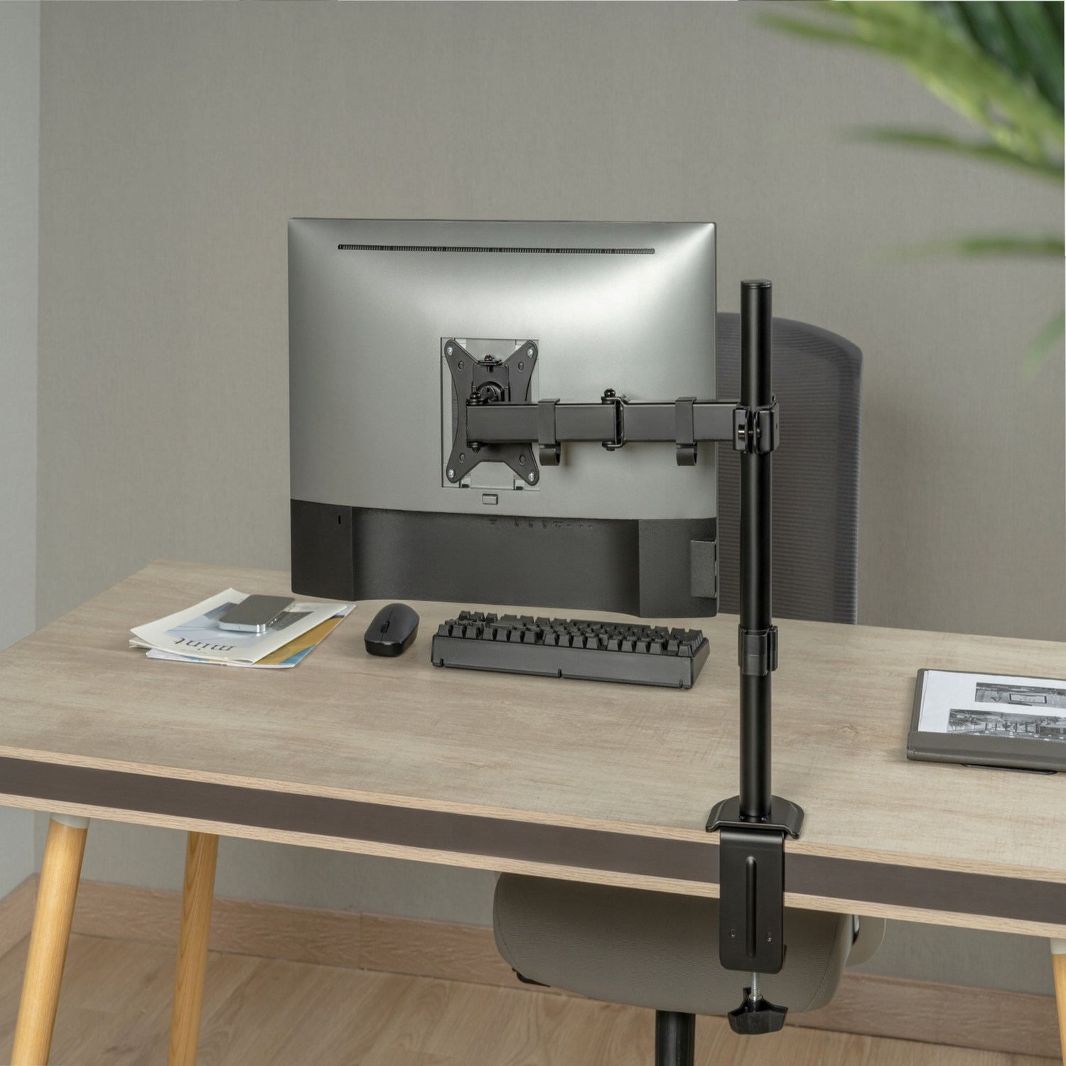 drziak-monitoru-tv-na-stol-s-uhloprieckou-10-32_658