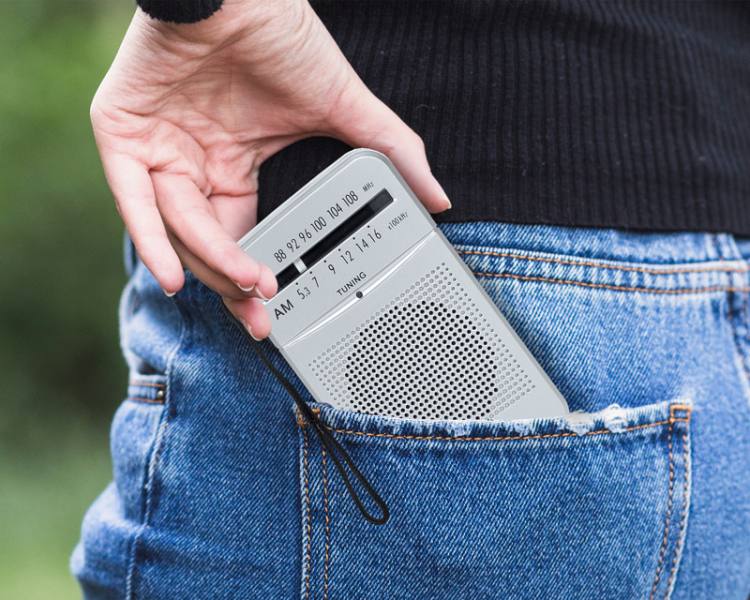 LTC LEGA vreckové rádio AM FM s teleskopickou anténou, strieborné – Napájanie vhodné na cesty