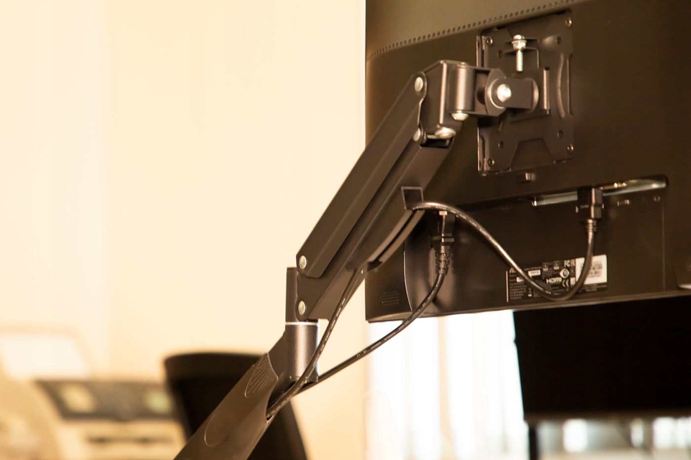 drziak-monitoru-tv-na-stol-s-klbom-a-uhloprieckou-13-32_784