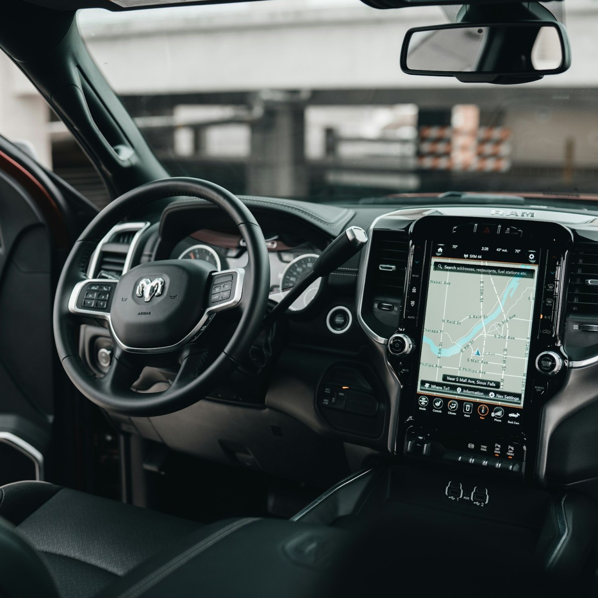 auto-interier-tablet_5558411