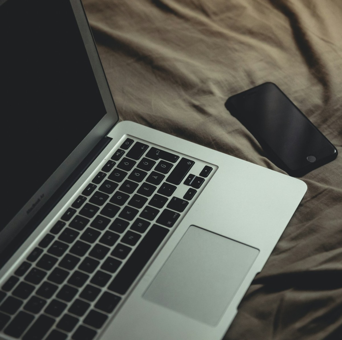 notebook-postel-telefon_658584