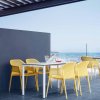 Zlte-plastove-stolicky-na-terasu-Gaber-Minush-Drevex