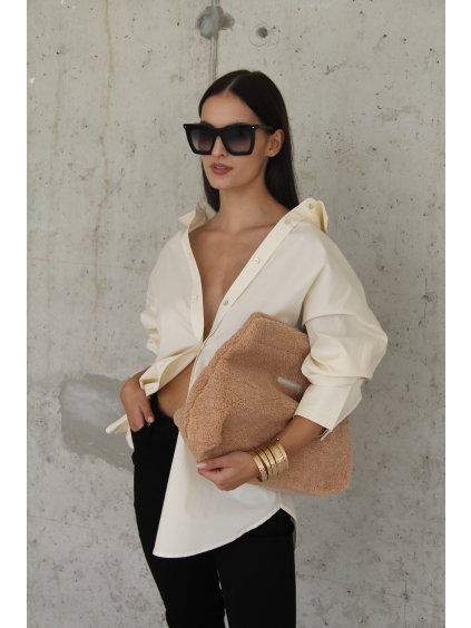 Zoya fluffy clutch s monogramem.