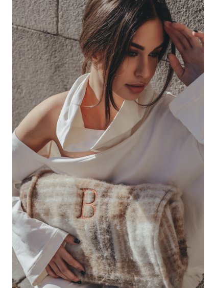 Christina / samet a s monogramem.