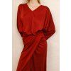Červené šaty s drapovaným pasem