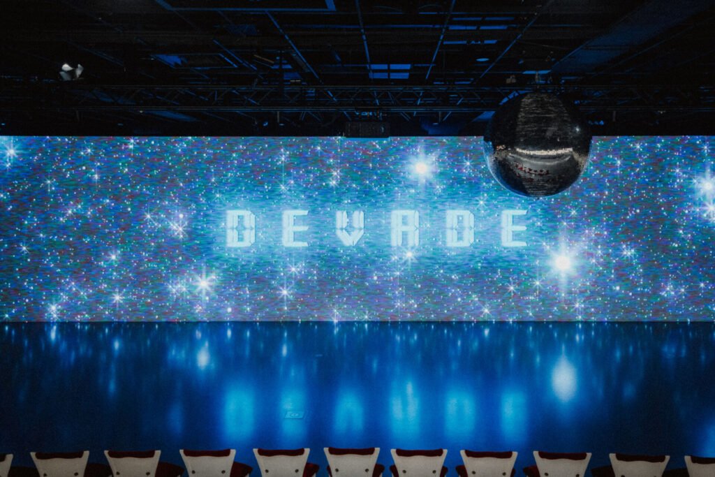 DEVADE: Mezi přísností a diskotékou