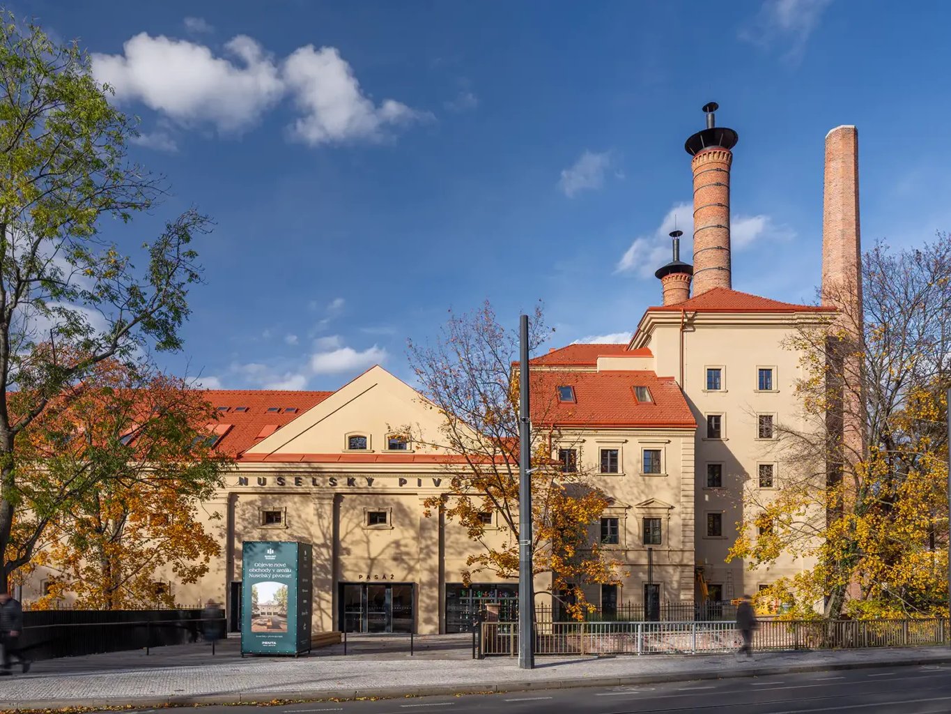 Historická budova Nuselského pivovaru s komíny po konverzi od CMC architects