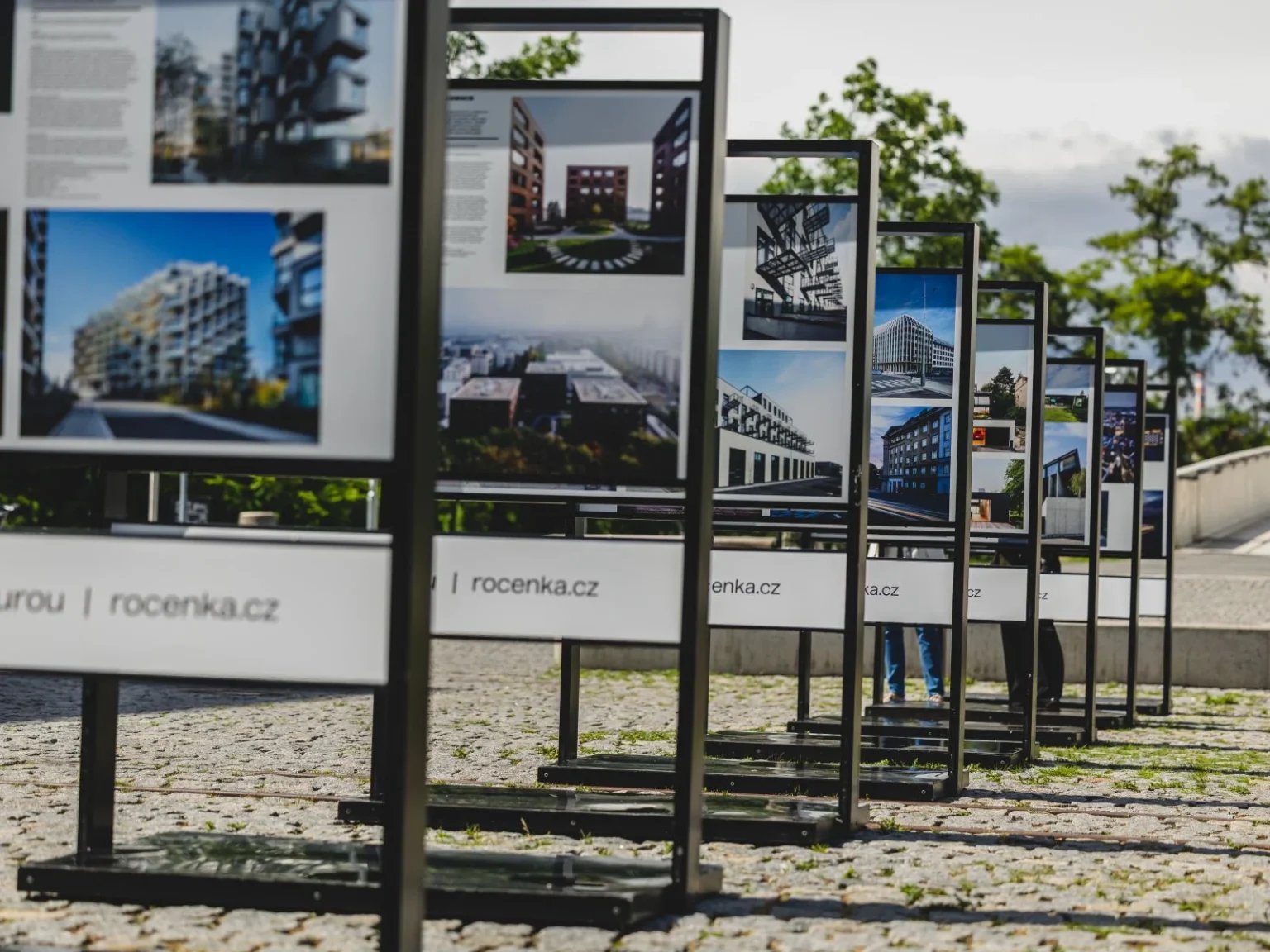 Panely putovní výstavy ročenky Česká architektura 2024–2025 se 35 vybranými stavbami