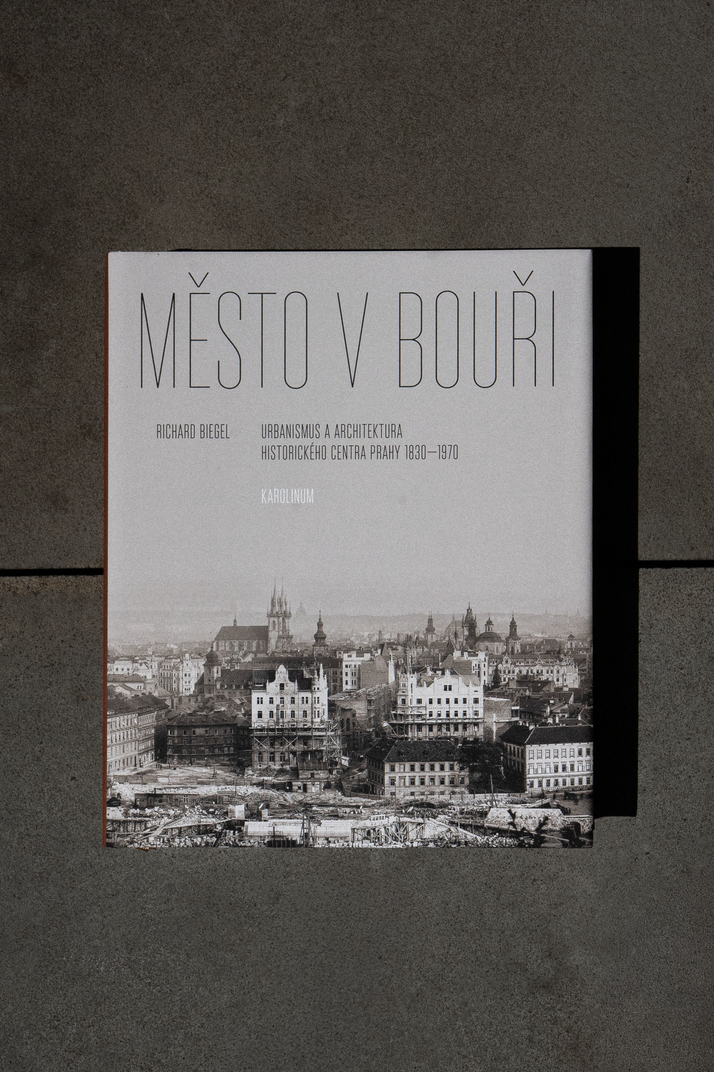Město v bouři, Nakladatelství Karolinum