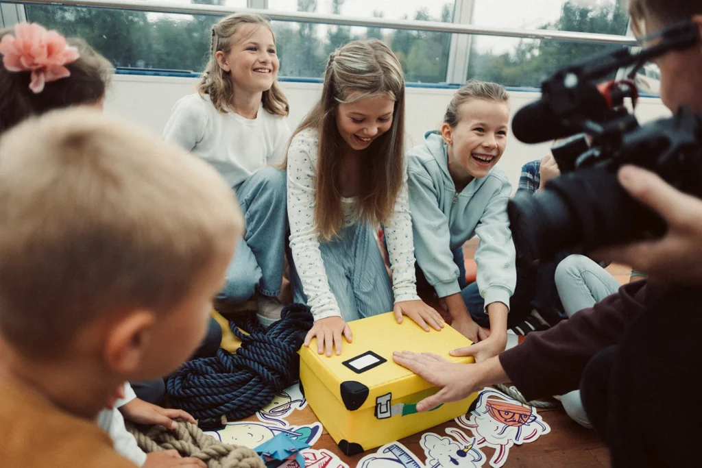 Kniha Pojď s námi Prahou s rozloženými skládacími mapami