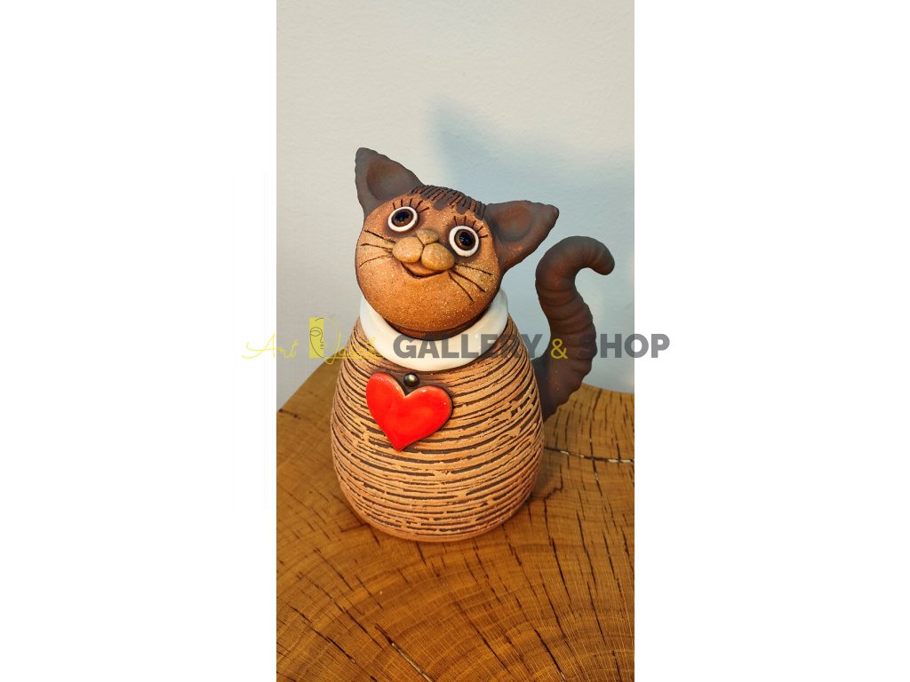 Ručne robená keramická figúrka mačky so srdiečkom