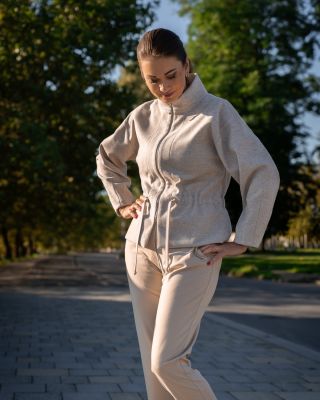 Taky už se nemůžete dočkat teplejších dnů a prosluněných procházek v parku? ☀️ U nás už pomalu odkládáme zimní kabáty a...