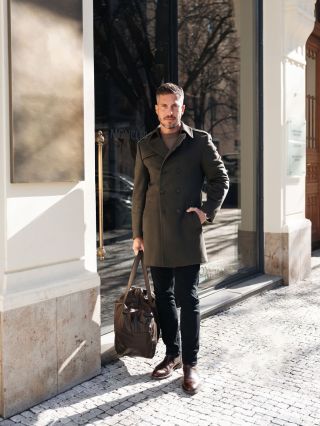 Dvouřadý kabát z kašmíru. Střih vychází z klasického trenchcoatu, ale je posunutý do čistší a elegantnější siluety. Díky...