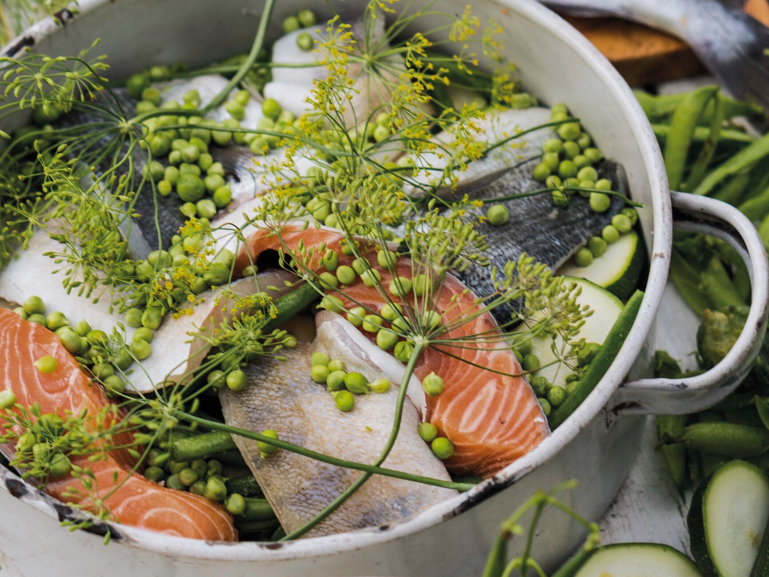 Ryby s hráškem a koprem z jednoho hrnce