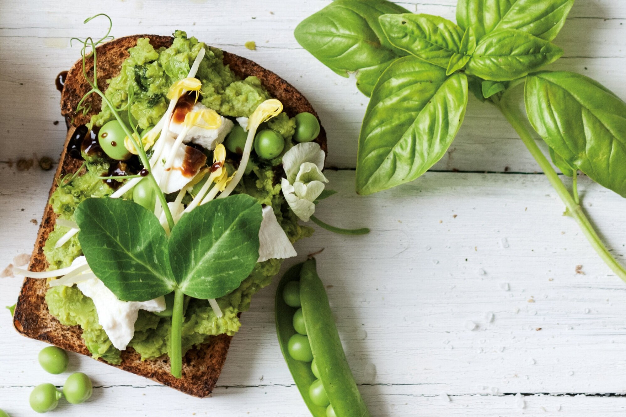 Chlebíček s hráškem, kozím sýrem a řeřichou