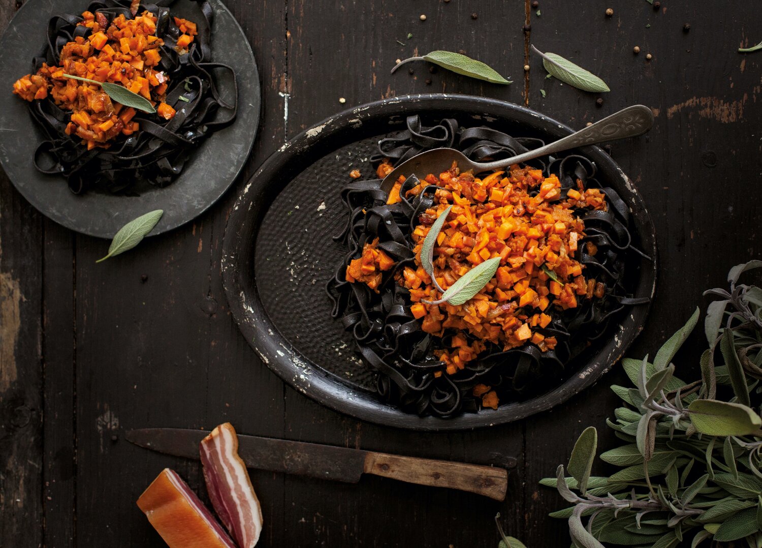 Černé těstoviny s pečenou dýní a slaninou