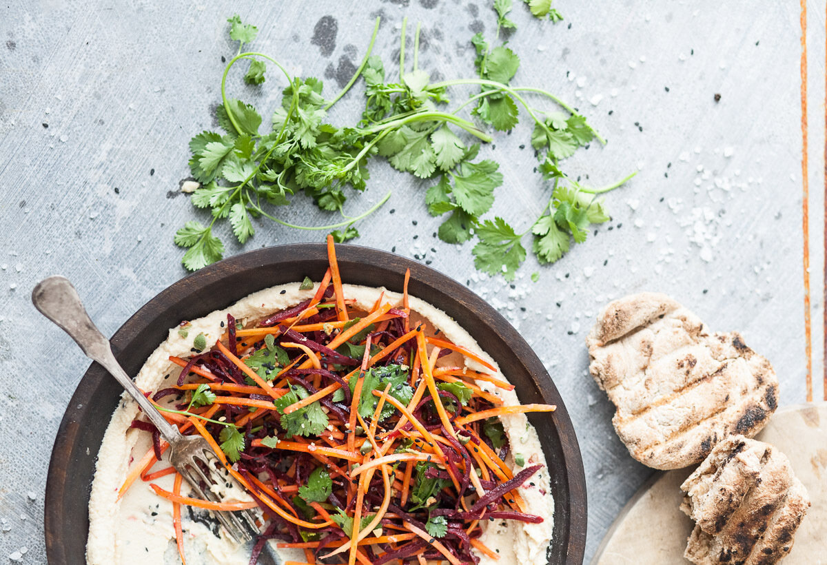 Mrkvovo–řepný salát s pestem z hummusu