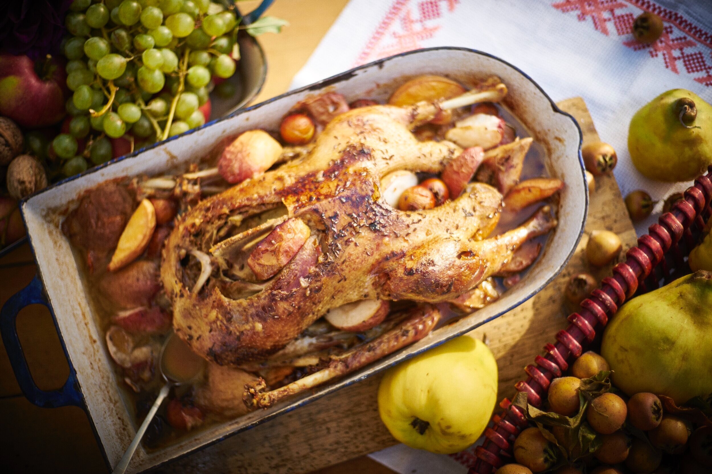 Svatomartinská husa s jablky a hruškami