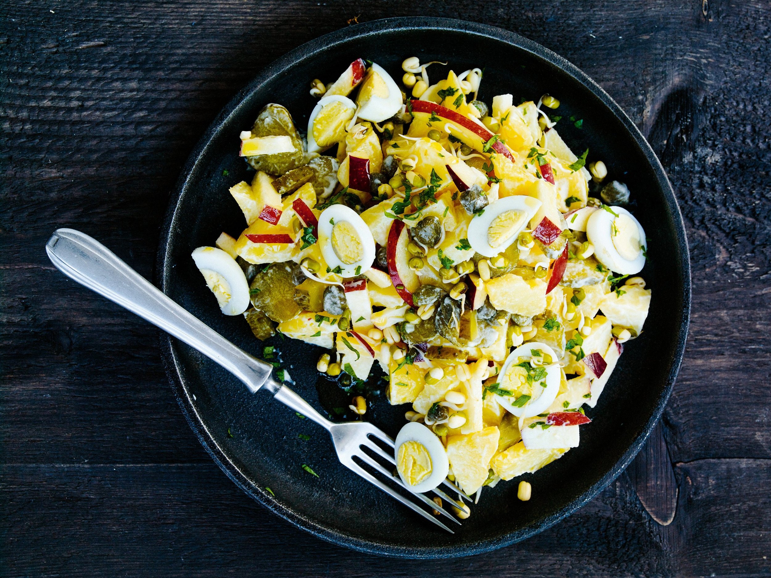 Lehký bramborový salát s křepelčími vejci a kyselou okurkou