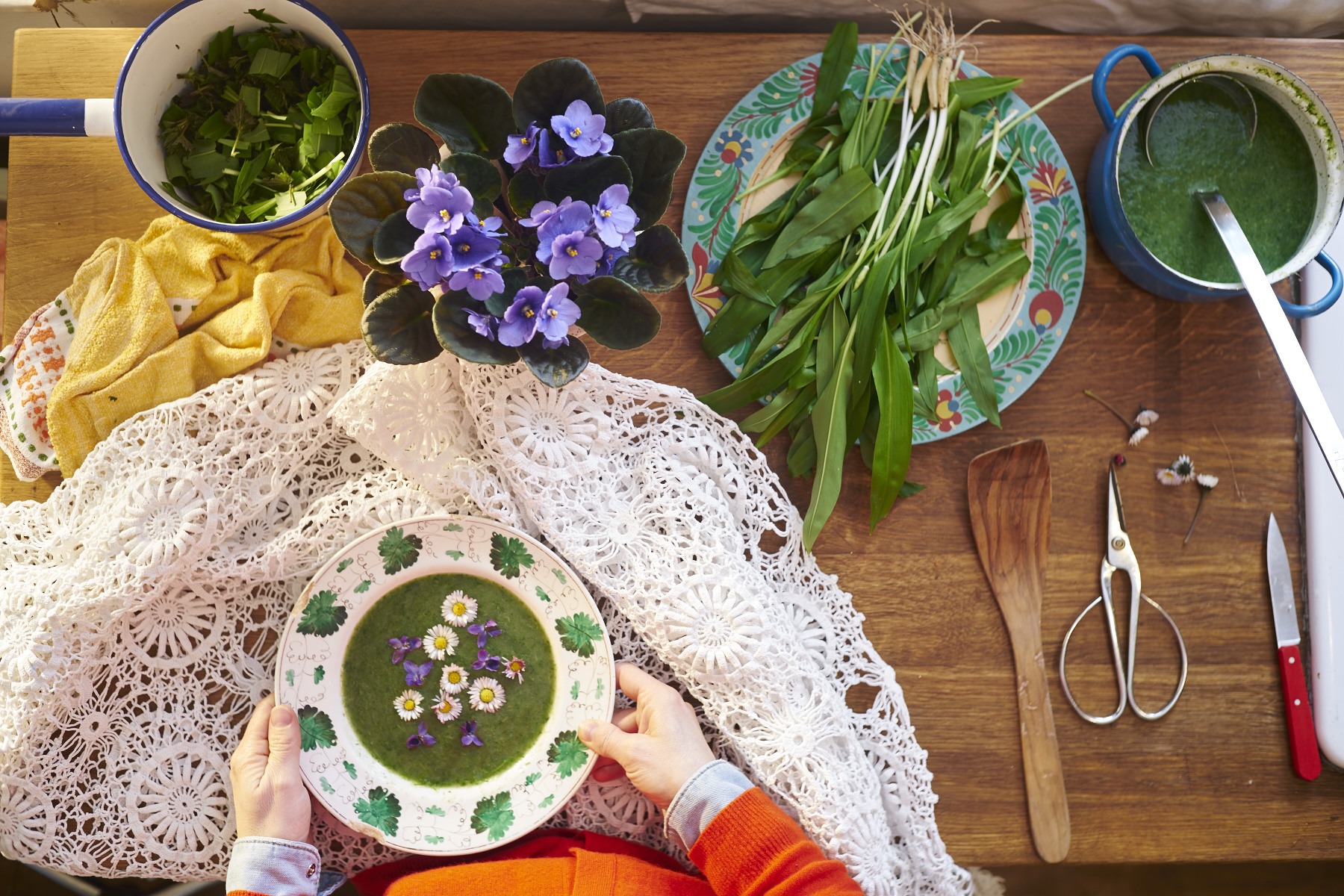 Špenátová krémová polévka s medvědím česnekem