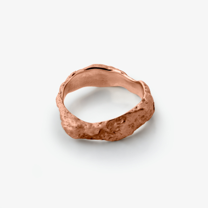 2022 08 Gorcova Misa sperky 1 3 Edit pink sede pozadi