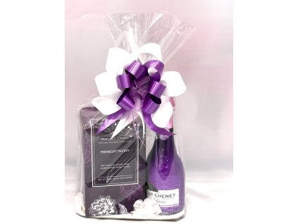 Dárkový balíček s vínem JP. Chenet Cassis a svíčkou Midnight Peony Fialový dárkový set s vínem a svíčkou
