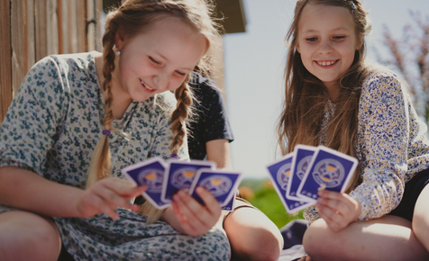 Děti si hrají s kartami Dobronauti
