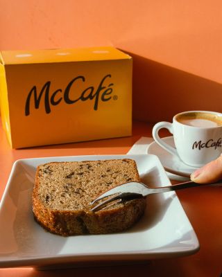 Zastavte čas a skočte si pro naši banánovou legendu Banana Loaf Cake. 🍌☕ Je to skvělá svačina, která vás překvapí svou...