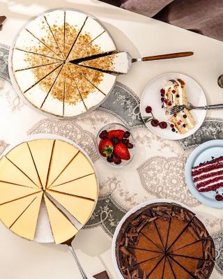 Čekají vás velké rodinné akce nebo bujaré masopustní oslavy? 🎭✨ Prostě když vás bude hodně, dejte na stůl naše dorty....